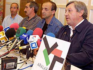 Dirigentes de Aralar, durante la rueda de prensa de ayer. A la derecha, Patxi Zabaleta.