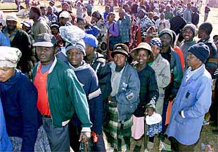 Cientos de surafricanos esperan en un campo polvoriento junto a Johanesburgo para pagar el derecho a adquirir un lote de tierra ocupada, el miércoles.