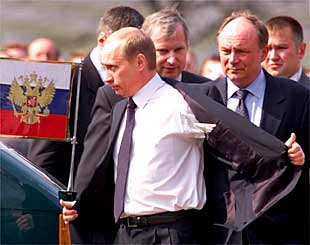 Vladímir Putin se dispone a entrar en su vehículo oficial.