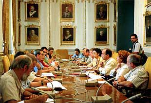 Parlamentarios del PSPV y EU, reunidos ayer con representantes de la Universidad de Valencia.