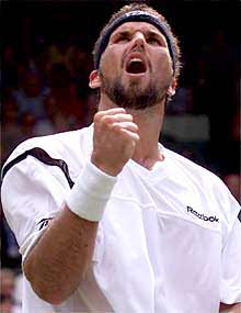Rafter celebra su victoria frente a Agassi.