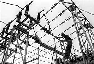Un operario trabaja en un tendido eléctrico.