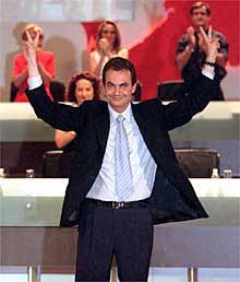 Rodríguez Zapatero celebrando su victoria en el 35º Congreso del PSOE.