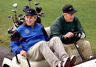 George W. Bush (izquierda) y su padre, el ex presidente George Bush, durante un partido de golf en el Estado de Maine.