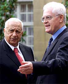 Ariel Sharon (izquierda) y Lionel Jospin, en el Palacio de Matignon en París.