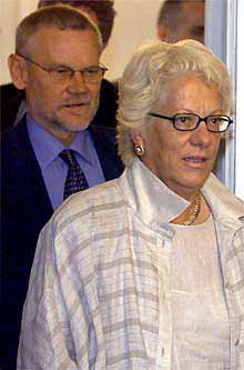 La fiscal Carla del Ponte con el primer ministro croata, Ivica Racan.