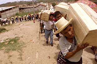 Los vecinos de Zacualpa portan los restos de las víctimas de la guerra civil.