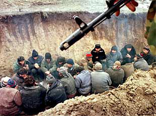 Varios chechenos detenidos por los rusos en Grozni por no llevar identificación, en febrero de 2000.