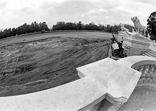 El estanque del Retiro, cuando se desecó, en abril de 1982.
