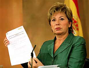 La ministra de Sanidad y Consumo, Celia Villalobos, muestra los análisis que la llevaron a inmovilizar el aceite de orujo.