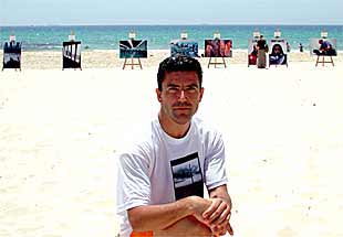 Fernando García Arévalo delante de la exposición,  En lo más ancho del Estrecho,  ayer en Tarifa.