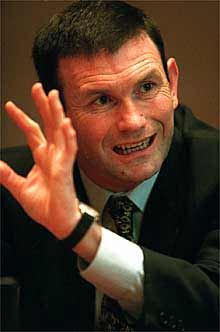 El    lehendakari,  Juan José Ibarretxe, en su despacho, en 1999.