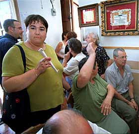 Un grupo de asistentes, ayer, antes de comenzar el sorteo de  redolins  de El Palmar.