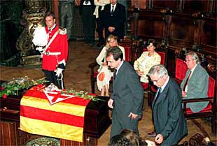 Zapatero, acompañado de Joan Clos, en la capilla ardiente, ubicada en el salón de plenos del Ayuntamiento.