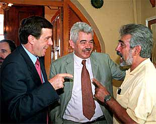 Joan Ignasi Pla, a la izquierda, con Pasqual Maragall, ayer, antes de la comida organizada por los socialistas.