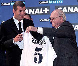   El Madrid inicia la 'era Zidane'   En la foto, Di Stéfano entrega al jugador francés su camiseta (RICARDO GUTIÉRREZ)  . Encuesta:  ¿Cree que el Real Madrid rentabilizará el fichaje de Zidane? 