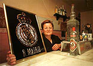 María del Pilar, dueña del único bar de El Chive muestra el escudo del Real Madrid.