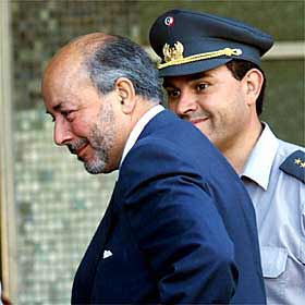 El juez Guzmán, instructor del  caso Pinochet , en el hospital donde fue revisado el ex general, en enero.