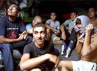 Algunos de los inmigrantes que participan en la intervención de Sierra, en la bodega del barco.