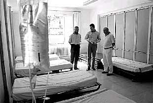 El consejero de salud visita el centro de desintoxicación etílica llamado 'la coctelera'.