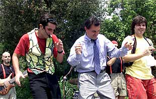 El   conseller en cap  , Artur Mas, baila con los músicos que amenizaron ayer el encuentro de Casals d'Estiu, en el parque de la Ciutadella.
