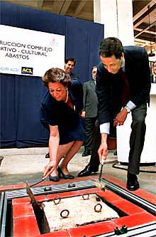 Barberá y Zaplana colocan la primera piedra de Abastos.