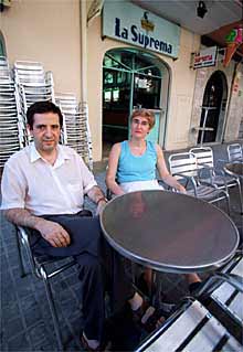 Pedro Soriano y su esposa Adela, en la terraza de la heladería La Suprema.