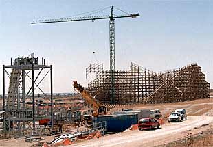 Una de las montañas rusas en construcción en el parque temático de la Warner.