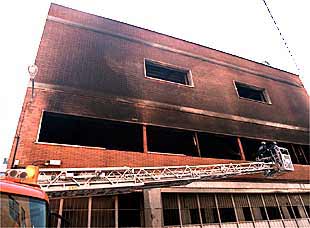 Los bomberos trabajan en la extinción del incendio declarado en la fábrica Cabo.