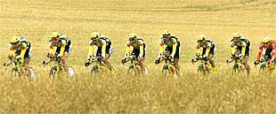 Los corredores del ONCE-Eroski, durante el recorrido de la contrarreloj por equipos.