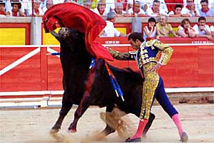 Un pase de El Califa a su primer toro.