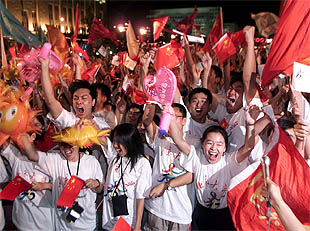   Goleada de Pekín   En la imagen, ciudadanos chinos celebran la victoria en la plaza de Tiananmen. (AP) -   Galería fotográfica: Pekín, la ciudad elegida   