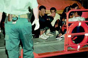 Inmigrantes interceptados en el mar de Alborán, a su llegada al puerto de Almerimar.