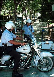 Policías de Marbella, ayer, junto a una cabina de vigilancia.
