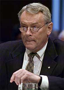 Richard Pound, en el Senado de EE UU, en octubre de 1999.