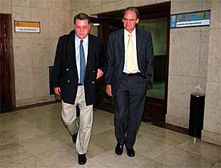 xabier de Irala (izqda.) y Ángel Mullor, tras la reunión de ayer en el Ministerio de Fomento.