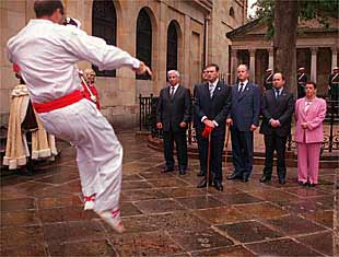 Un  dantzari  baila el  aurresku , durante la jura de su cargo en Gernika.