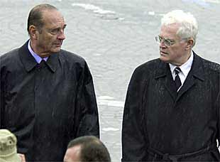El presidente Jacques Chirac (izquierda) y el primer ministro Lionel Jospin, ayer en los Campos Elíseos.
