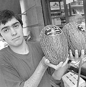 Un comerciante muestra dos de sus melones.