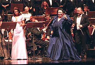 Montserrat Caballé brinda por los 15 años del Festival de Peralada en presencia de su hija, la soprano Montserrat Martí, a la izquierda.