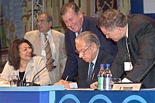 Samaranch,junto a Anita DeFrantz, una da las candidatas a sucederle en el cargo de presidente del COI.