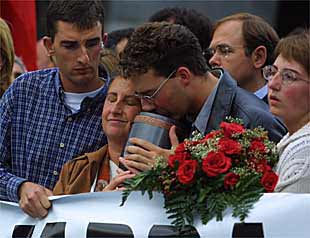 La viuda y los hijos de José Javier Múgica portan las cenizas del concejal asesinado el sábado por ETA.