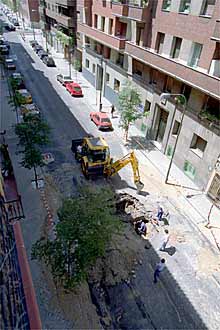 Socavón abierto en Modesto Lafuente por la rotura de una tubería.