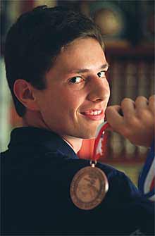 Luis Hernández muestra la medalla de bronce obtenida en Washington.