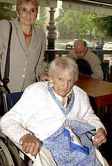 Emile Schindler, sentada en la silla de ruedas, llega a la conferencia de prensa en Berlín en compañía de la autora de la biografía de su esposo, Oskar, Erika Rosenberg.