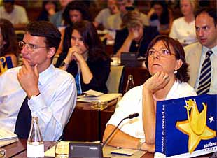 Un grupo de funcionarios escucha una de las ponencias.