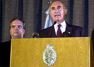 El presidente de Argentina, Fernando de la Rúa, se dirige a la nación por radio y televisión el domingo pasado.