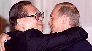 El presidente chino, Jian Zemin, y el presidente ruso, Vladímir Putin, se abrazan en Moscú, tras firmar el acuerdo amistad entre los dos países.