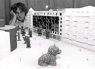 Javier Mariscal tras la maqueta final del hotel Dómine, diseñado por él mismo.