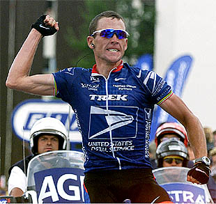   El Tour del mayor comediante   En la imagen, Lance Armstrong celebra su victoria al cruzar la meta de L'Alpe d'Huez (REUTERS).  Gráfico animado:  El Tour 2001  